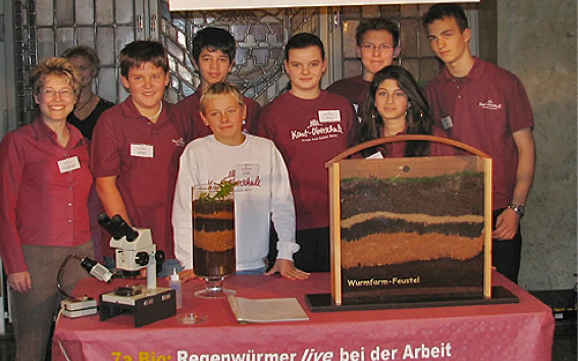 Schüler züchten Regenwürmer