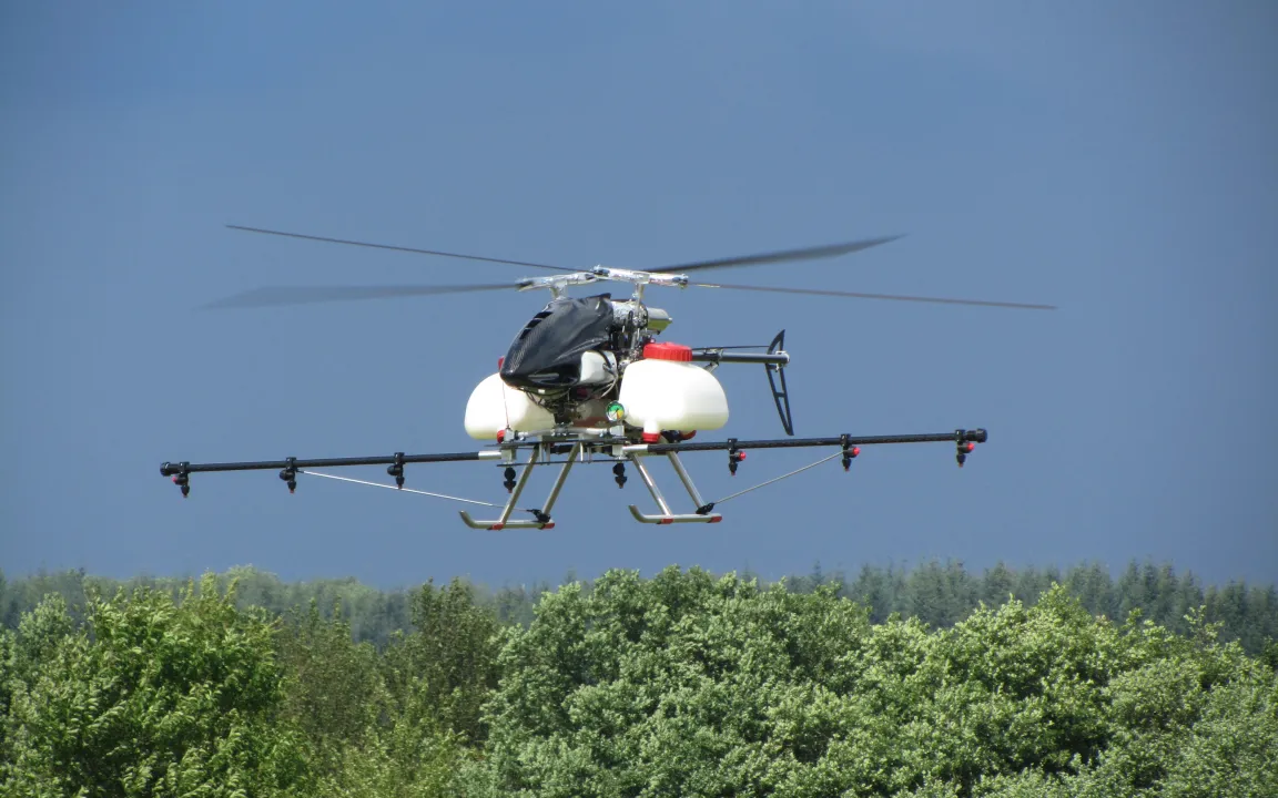 Weltneuheit: Unbemannter Kleinhubschrauber soll Winzern beim Pflanzenschutz helfen