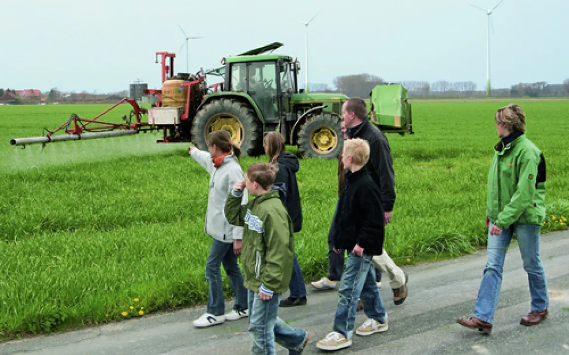 Im Frühjahr unzertrennlich: der Bauer und die Pflanzenschutzspritze