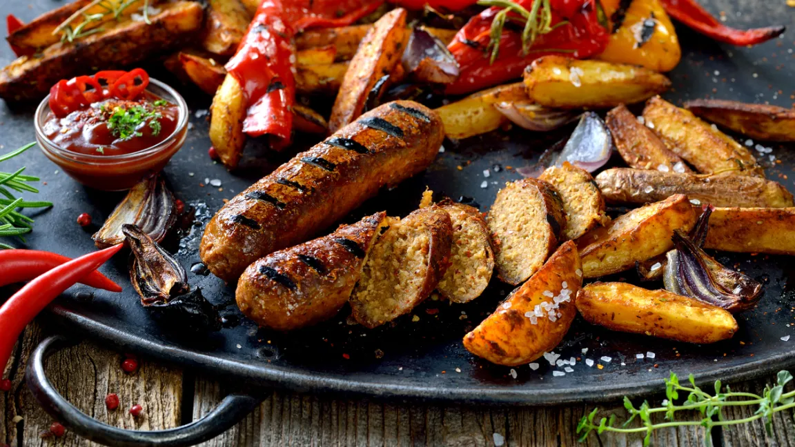 Vegane Wurst aus Erbseneiweiß kann hinsichtlich Geschmack und Konsistenz nahe an das Original herankommen. Ein Grund dafür ist eine Vielzahl von Zusatzstoffen.