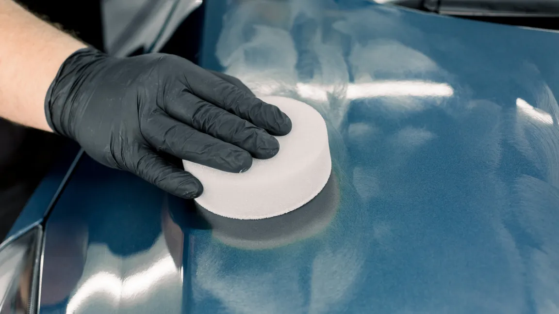 Carnaubawachs ist in Autopolituren enthalten. Nach dem Auftragen und Polieren weist das harte Wachs Wasser und Schmutz ab.&nbsp;