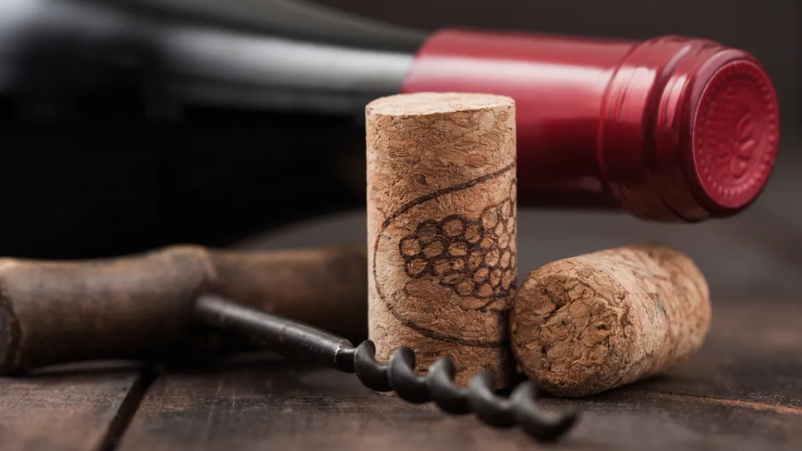 Naturkorken und das „Plopp“ beim Öffnen gehören zum Ritual des Weintrinkens.&nbsp;