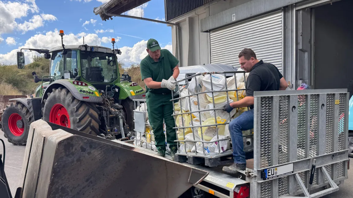 Landwirt Philipp Kloock sammelt seine leeren Pflanzenschutzmittel-Verpackungen und entsorgt sie einmal pro Jahr im Rahmen der PAMIRA-Sammelaktion.