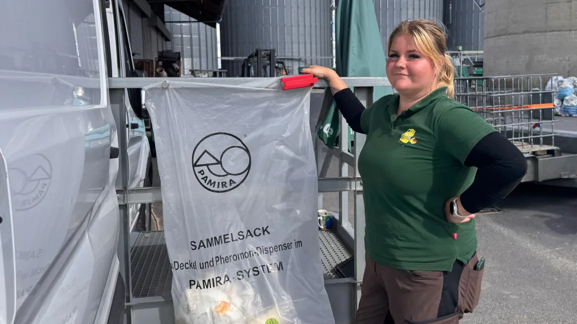 RIGK-Mitarbeiterin Alina Schmidt kontrolliert, ob die Kanister restentleert, sauber und ohne Deckel angeliefert werden und ob sie das PAMIRA-Zeichen haben.