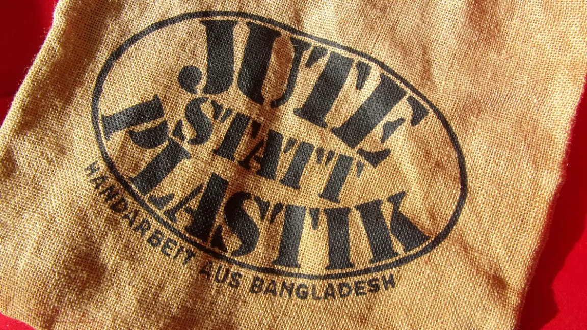 Die in Bangladesch gefertigte Tasche mit dem Aufdruck „Jute statt Plastik“ erreichte in den 1970er und 1980er Jahren Kultstatus.