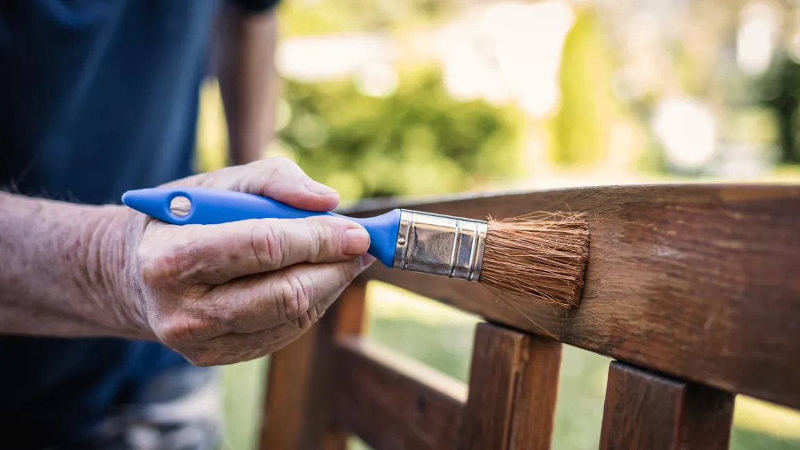 Der Jahresbeginn ist ein optimaler Zeitpunkt, um Gartenmöbel neu zu streichen. Foto: iStock