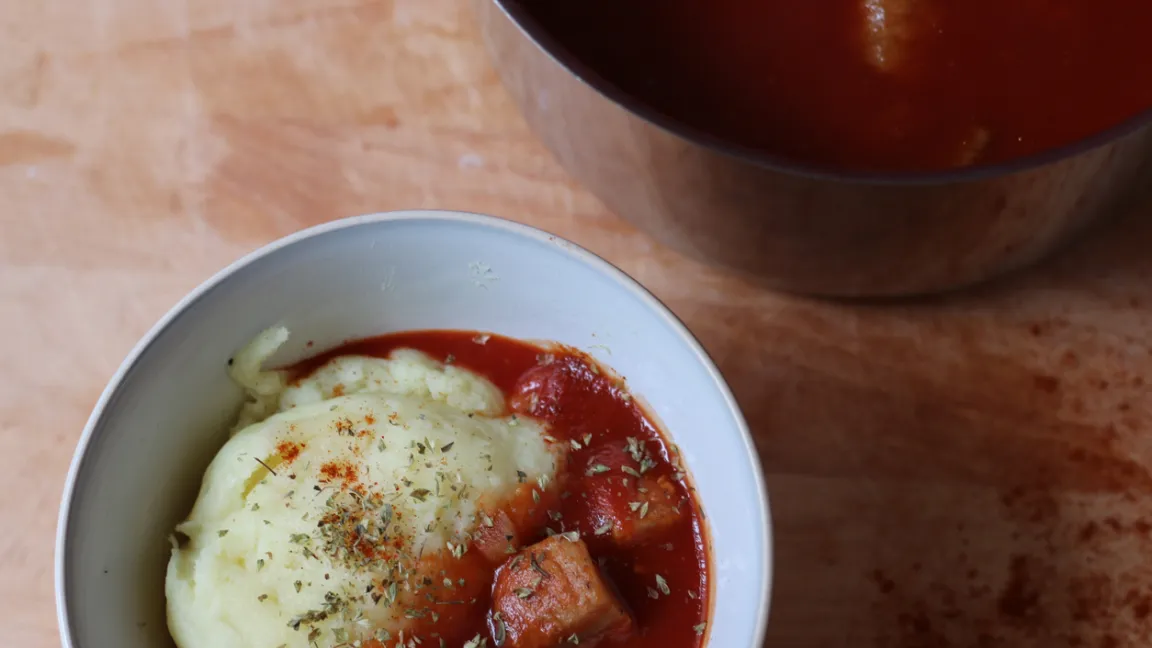 Hier ein afrikanisches Gericht aus Ghana, das aus Rindfleisch, Tomaten und aus Yams oder Maniok zubereitetem Fufu besteht. Foto: iStock