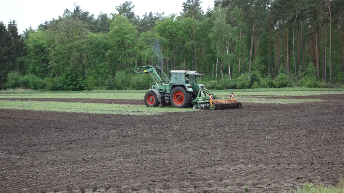 Je nach Bodentyp und der Art der landwirtschaftlichen Kulturen kommen unterschiedliche Verfahren wie Pflug, Mulchsaat oder Direktsaat zum Einsatz. Foto: Angelika Sontheimer