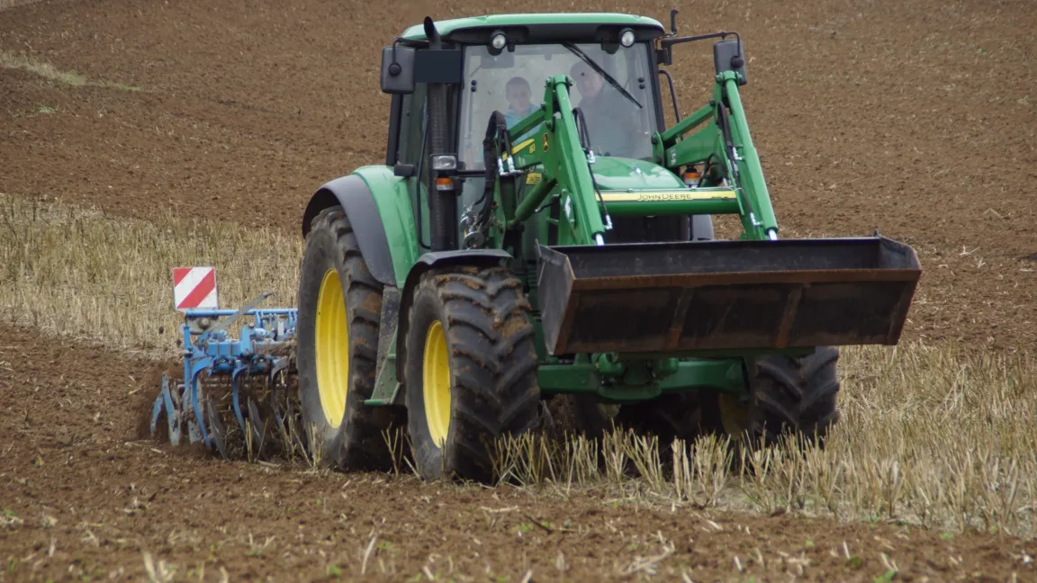 Bei der Bodenbearbeitung wird der Grundstein für die spätere Saat gelegt. Sie soll den Boden lockern, Pflanzenreste einarbeiten und wieder rückverfestigen. Foto: Angelika Sontheimer