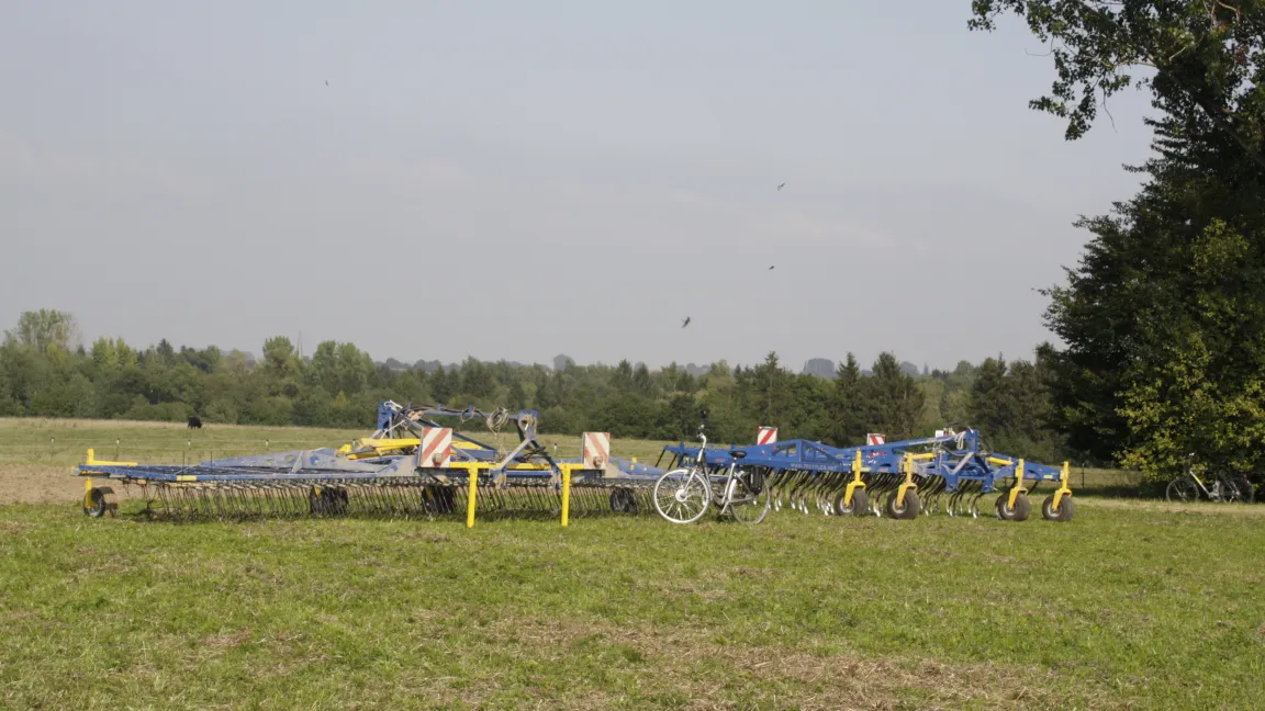 Eggen und Grubber gibt es in verschiedenen Ausführungen für unterschiedliche Böden und Bewuchs. Foto: Angelika Sontheimer
