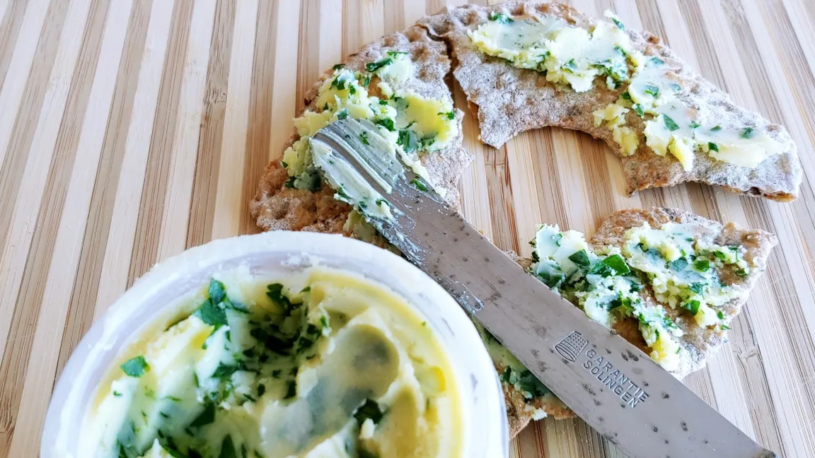 Bärlauchbutter aus frischgepflückten Blättern schmeckt großartig und kann gut eingefroren werden. Foto: Catrin Hahn