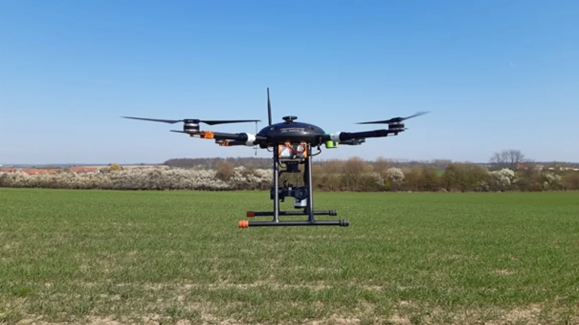 Drohnen überfliegen den Schlag und zeichnen das Unkrautvorkommen auf. Foto: Julius Kühn-Institut (JKI)