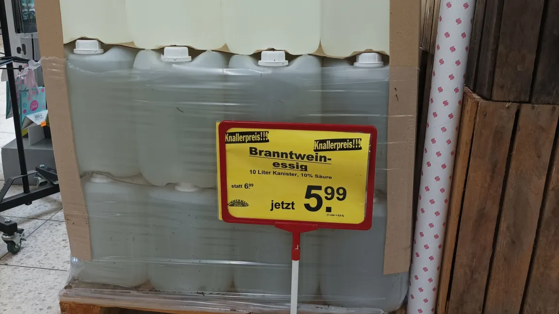 Essig ist zur Unkrautbekämpfung unter strengen Auflagen zulässig. Foto: Heinrich Beltz