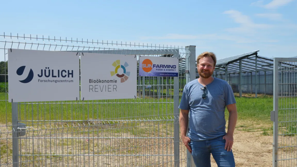 Dr. Matthias Meier-Grüll sagt: „Ein weiteres Ziel des Projekts in Morschenich, das aus Strukturmittelgeldern finanziert wird und Teil der Initiative BioökonomieREVIER ist, wird es sein, in der Region um die Tagebaue reale Alternativen für die Strom- und Nahrungsmittelerzeugung zu demonstrieren und zu zeigen, wie Energie- und Ressourcenwende gestaltet werden kann.“ Foto: Matthias Wiedenau