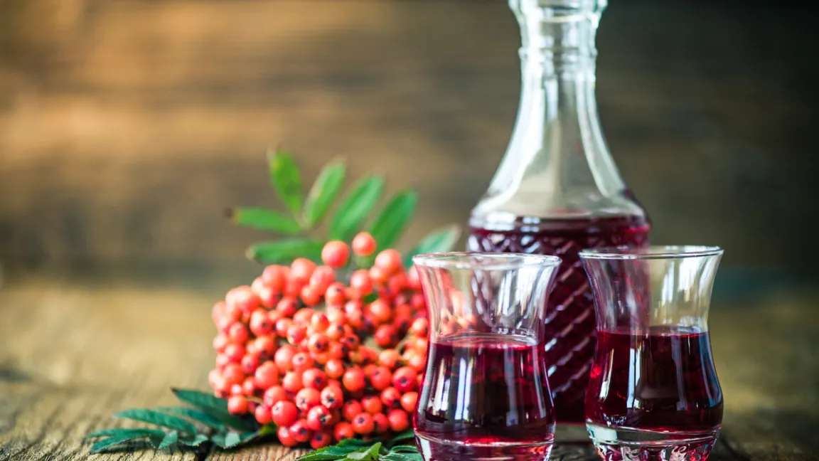 Auch zu Likör werden Vogelbeeren gerne verarbeitet. Foto: iStock