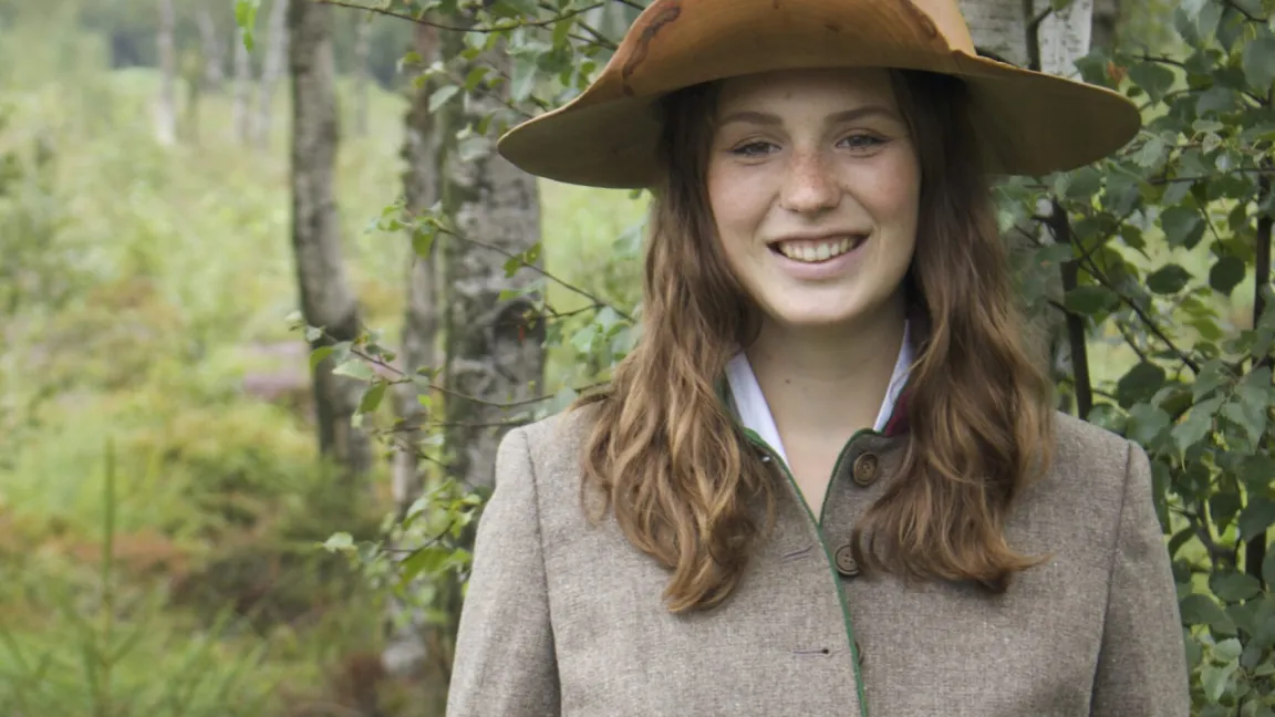 Die Deutsche Baumkönigin Johanna Werk freut sich darauf, 2023 für die Moor-Birke unterwegs zu sein und Renaturierungsmaßnahmen tatkräftig zu unterstützen. Foto: Johanna Werk/Baum des Jahres – Dr. Silvius Wodarz Stiftung