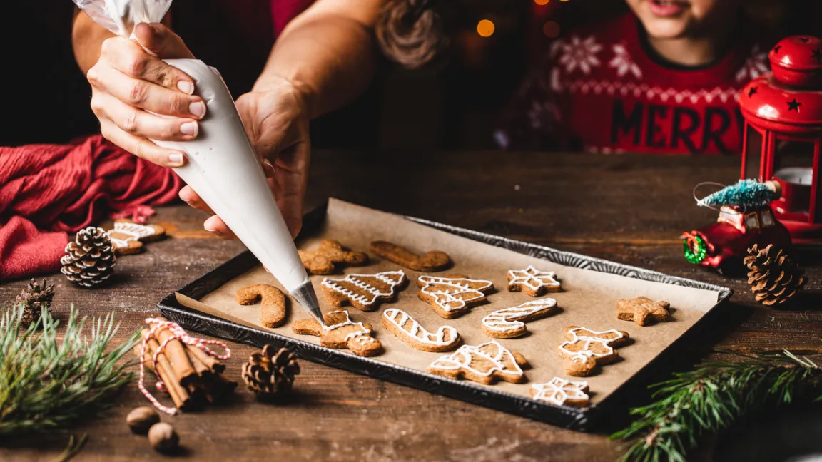 Lebkuchen gehören zu den Weihnachtsgebäck-Klassikern, ihre Herstellung erfordert aber etwas Geschick und fortgeschrittene Weihnachtsbäcker. Foto: iStock