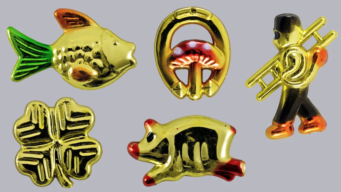 Als Glücksbringer für das neue Jahr gelten beispielsweise das vierblättrige Kleeblatt, der Schornsteinfeger oder ein Glücksschwein aus Marzipan. Foto: iStock