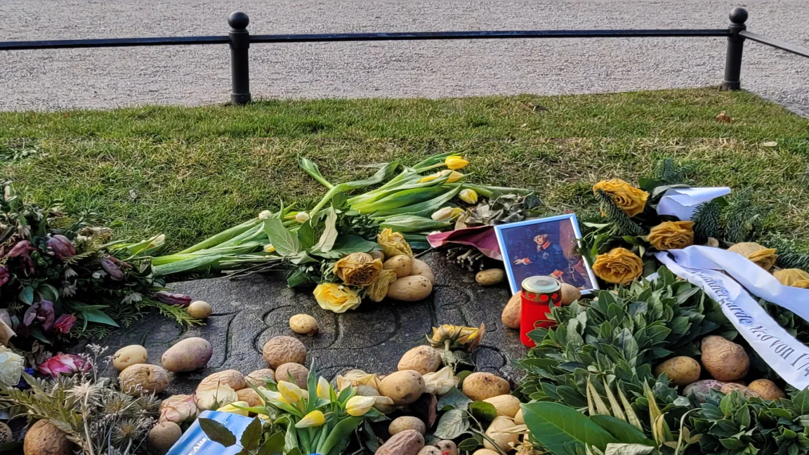 Das Grab des alten Fritzen und seiner Lieblingshunde befindet sich nur einen Steinwurf entfernt von Schloss Sanssouci. Kartoffeln liegen eigentlich immer dort, aber zu seinen Geburtstagen sind es immer besonders viele. Foto: Catrin Hahn