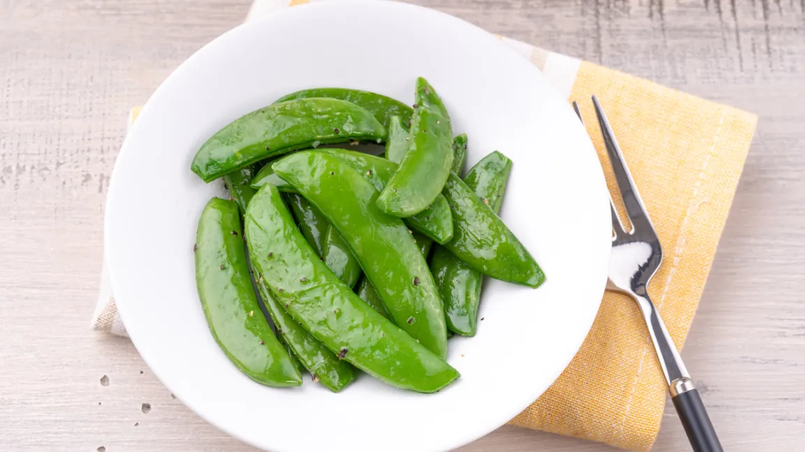 Mit etwas Butter erhitzt sind die süßen Hülsen ein Leckerbissen. Foto: iStock