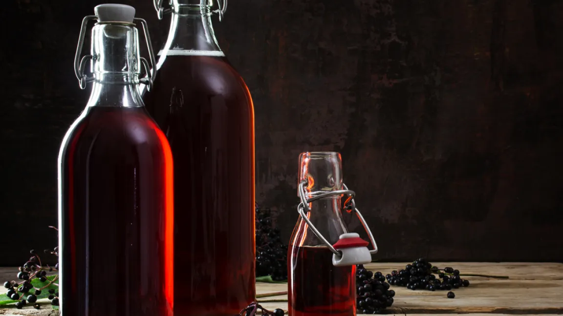 Holunderbeeren können zu einem gesunden Saft verarbeitet werden. Foto: shutterstock