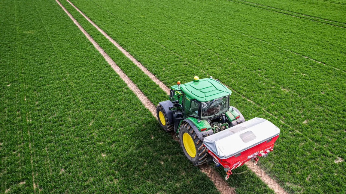 Bedarfsgerecht und gleichzeitig umweltschonend düngen: Sensoren, Drohnen oder Satellitenaufnahmen können wirkungsvoll unterstützen. Foto: Matthias Wiedenau