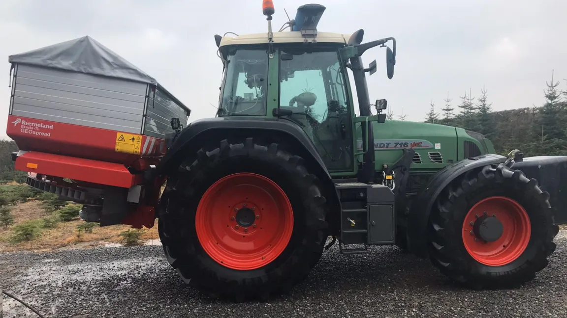 Ein Sensor auf dem Schlepperdach erfasst die vom Pflanzenbestand reflektierte Strahlung. Daraus wird auf die Stickstoffversorgung zurückgeschlossen und der Düngerstreuer gesteuert. Foto: Matthias Wiedenau