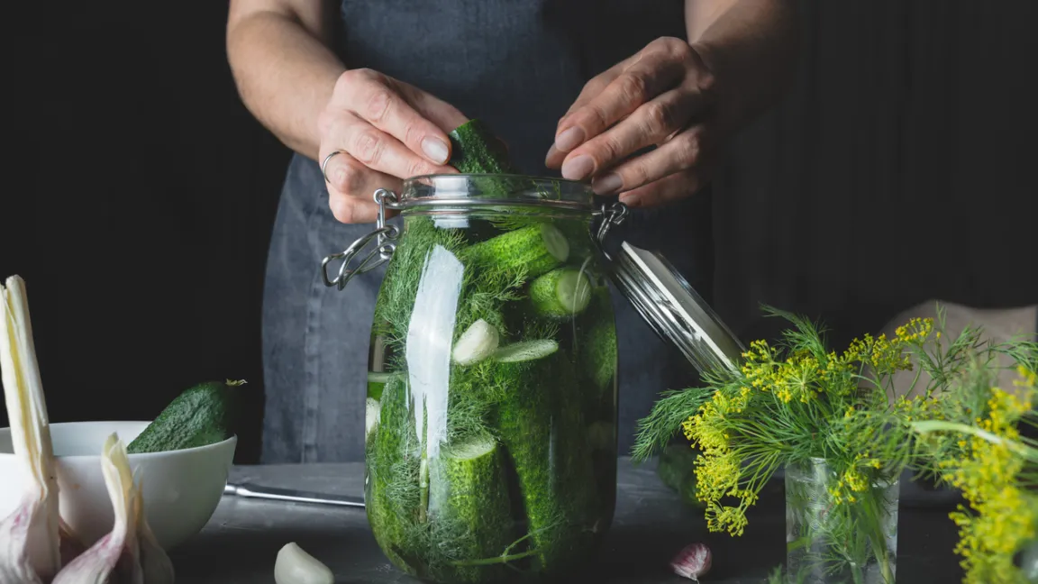 Die üppige Ernte im Sommer kann zum Beispiel durch Einkochen haltbar gemacht werden. Foto: iStock