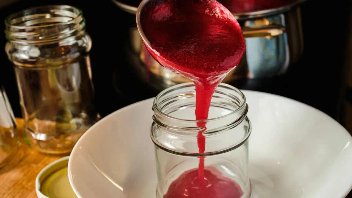 Konfitüre wird direkt nach dem Kochen heiß in sterile Gläser abgefüllt. Foto: iStock