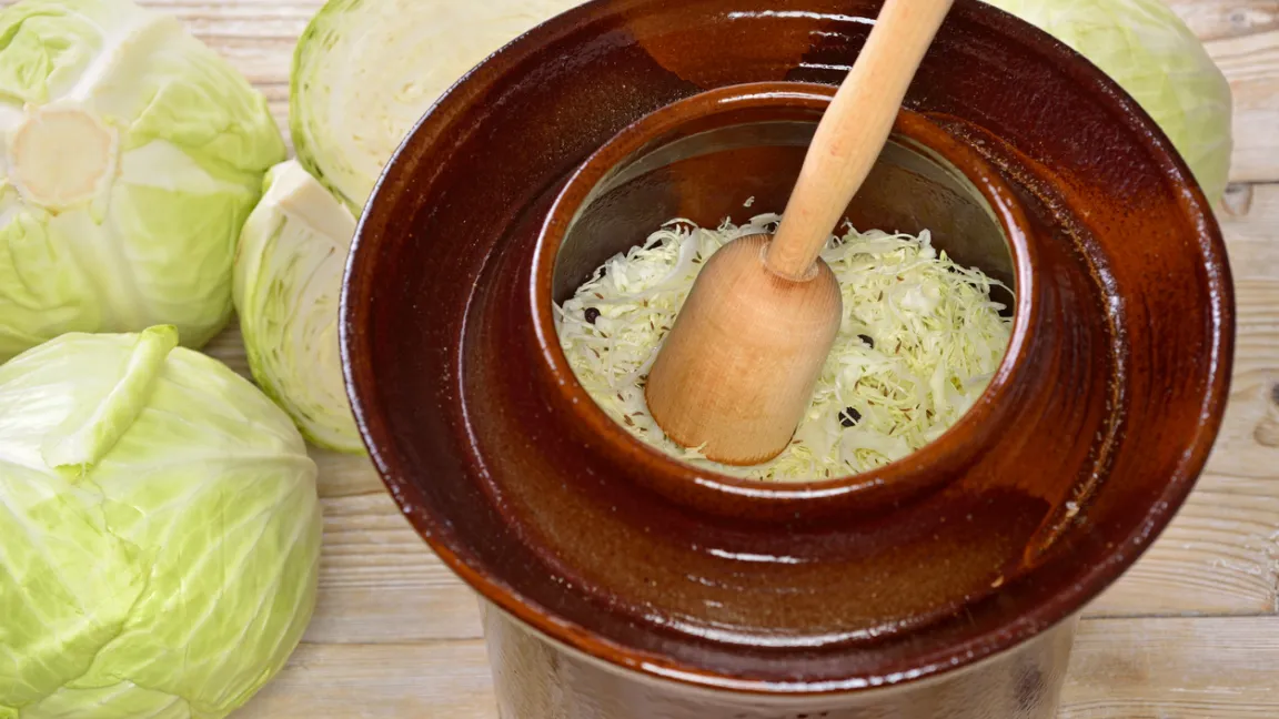 Sauerkraut wird mit Salz gestampft und im eigenen Saft milchsauer vergoren. Das funktioniert nicht nur im Gärtopf. Foto: iStock