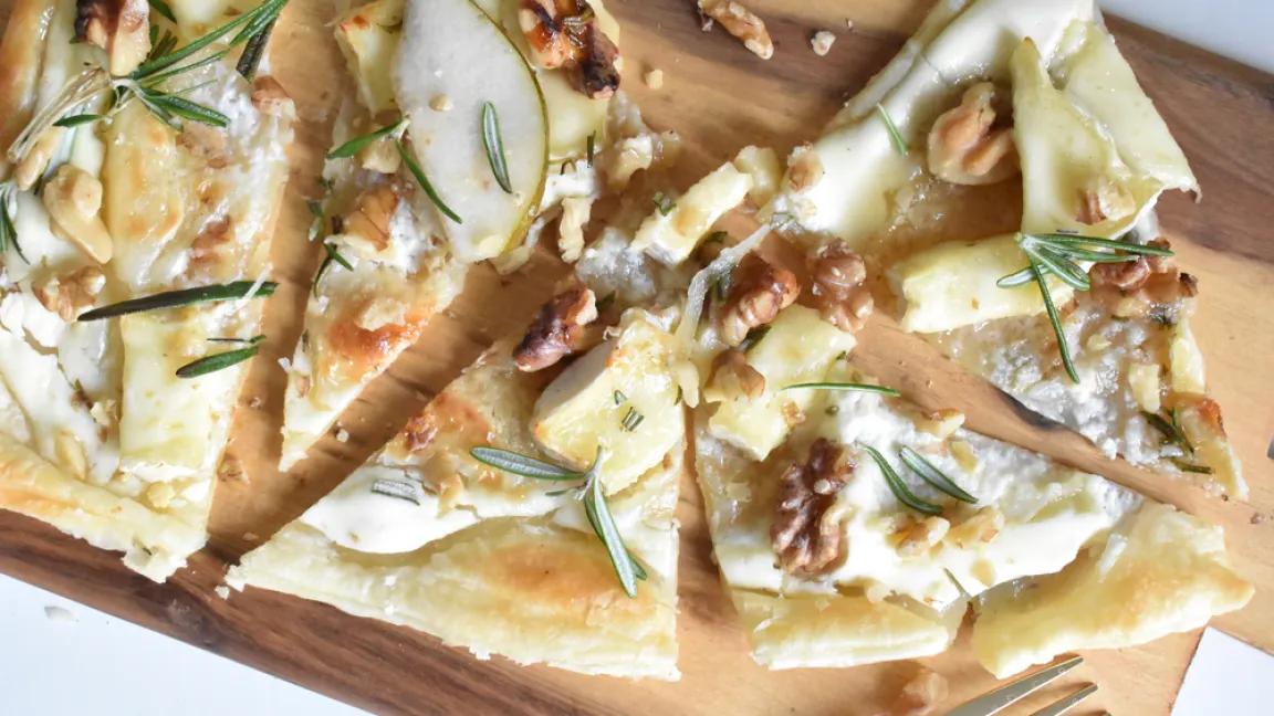 Auch in herzhaften Gerichten sind Birnen ein Genuss, zum Beispiel auf Flammkuchen. Foto: Shutterstock