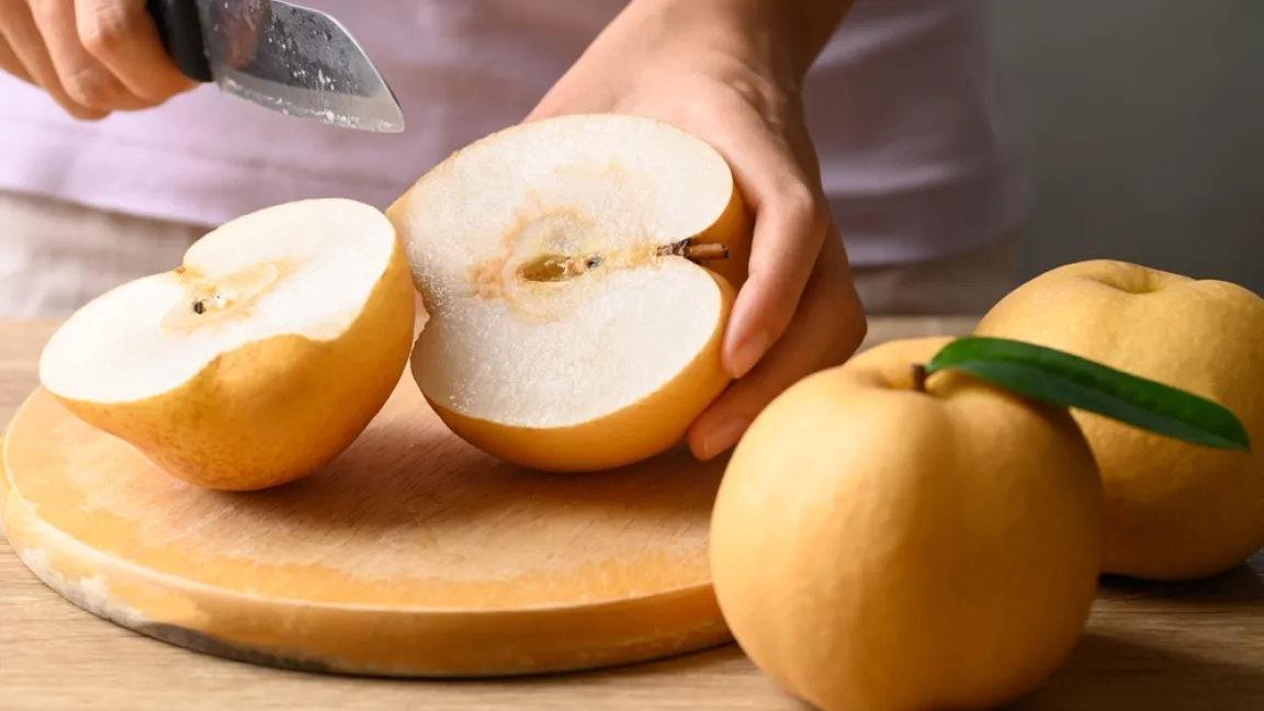 Die Nashi-Birne kommt aus Japan und hat ein helles, knackiges Fruchtfleisch. Foto: Shutterstock