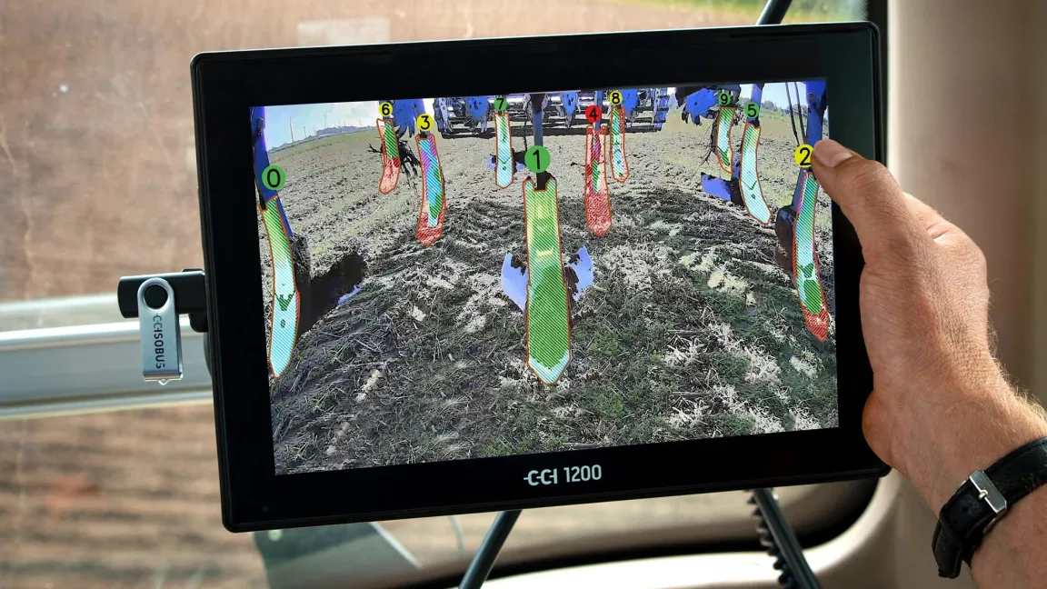 Eine KI interpretiert die mit einer Kamera aufgenommenen Bilder und markiert auf einem Display zum Beispiel fehlende Grubberschare mit roten und verschlissene mit gelben Ziffern. Foto: Lemken
