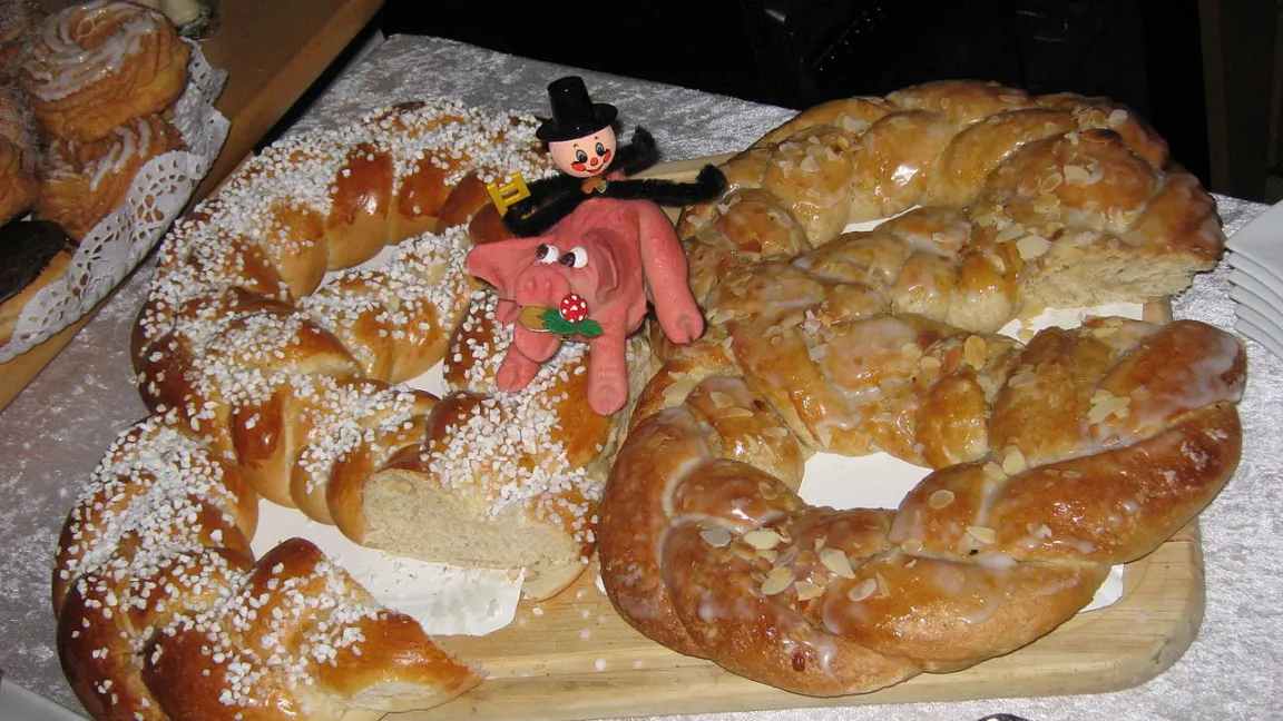 Die Neujahrsbrezel und der Neujahrskranz gehören zum Sinn- und Bildgebäck, das zu besonderen Feiertagen gebacken wird. Foto: Wikipedia
