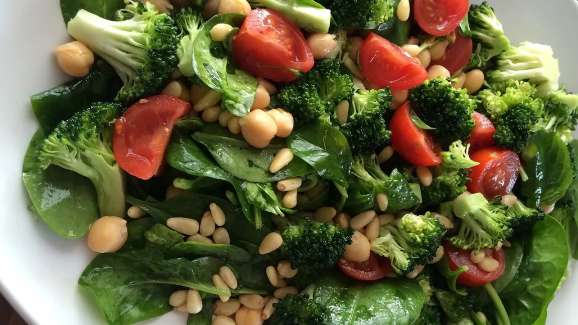 Pinienkerne geben Salat und anderen Speisen das gewisse Etwas. Foto: evalink_20040 / Pixabay