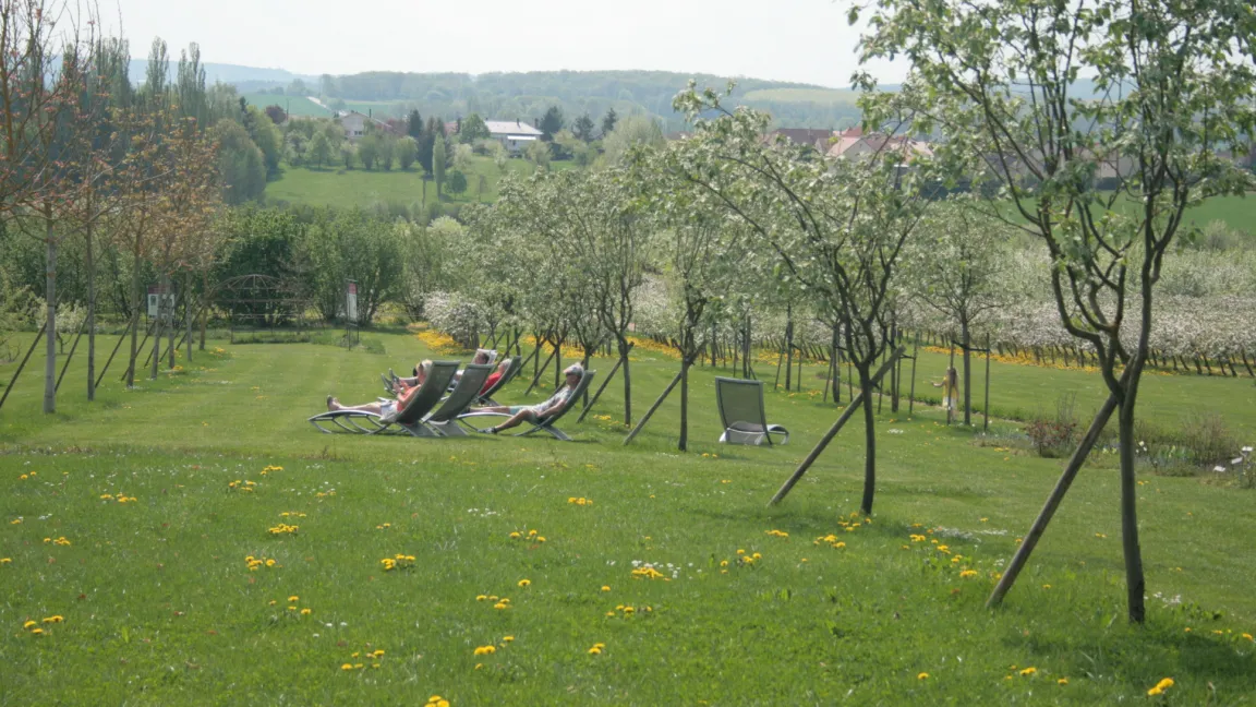 Die Gärten von Laquenexy laden zum Erkunden ein, aber auch zum Erholen. Foto: Heinrich Beltz