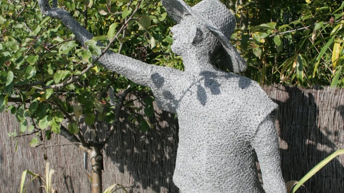 Skulpturen wie hier der "Apfelpflücker" bereichern die kunstvoll angelegten Gärten. Foto: Heinrich Beltz