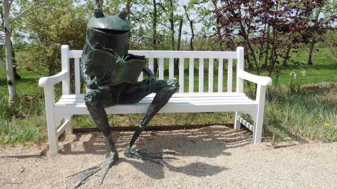 Der "lesende Bronzefrosch" ist ein Blickfang in den Gärten von Laquenexy. Foto: Heinrich Beltz