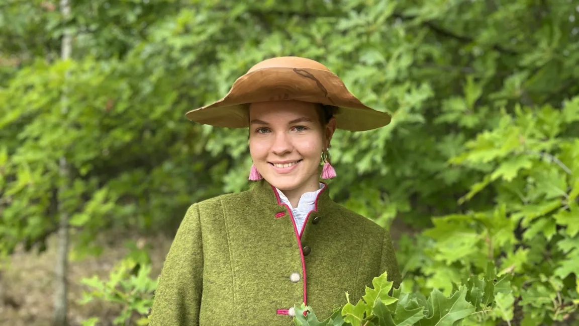 Die Deutsche Baumkönigin 2025 Victoria Wolf freut sich darauf, der Rot-Eiche im kommenden Jahr zu mehr Anerkennung zu verhelfen. Foto: Victoria Wolf