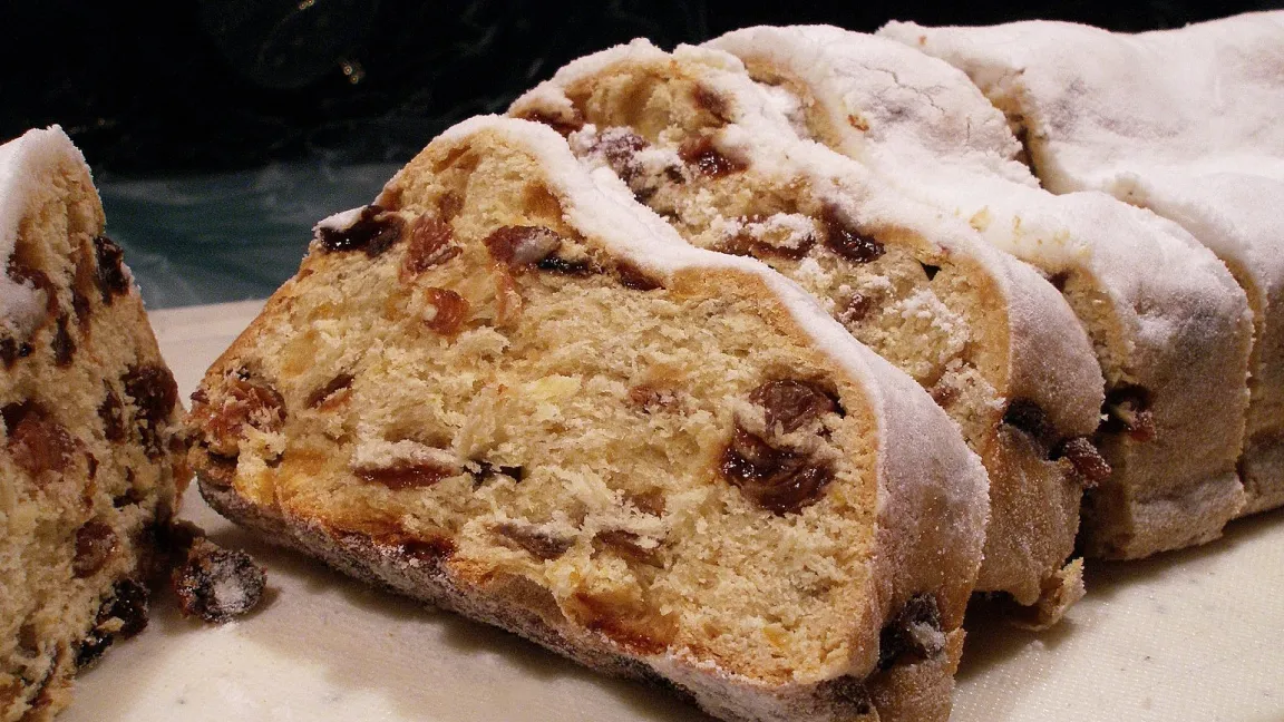 Orangeat aus Pomeranzen verleiht Christstollen eine süß-herbe Note. Foto: Claudia Hoffmann / Pixelio