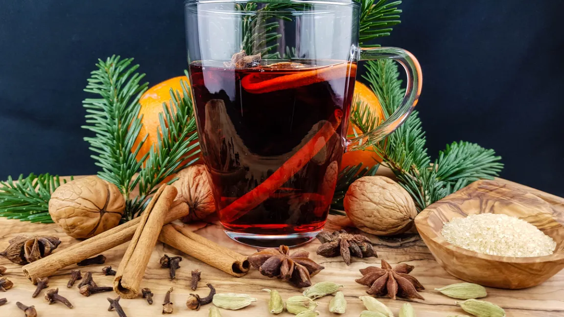 In Gewürzmischungen für Glühwein und Punsch sind Nelken unverzichtbar. Foto: iStock