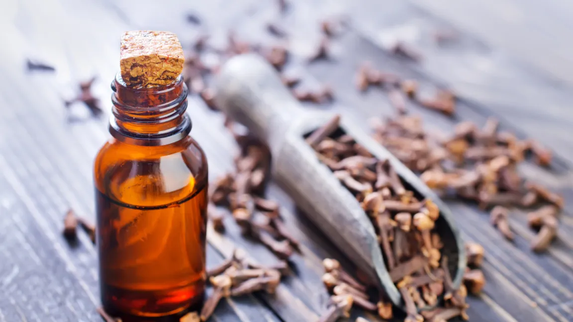Nelkenöl hilft bei einer Vielzahl von Beschwerden. Foto: iStock