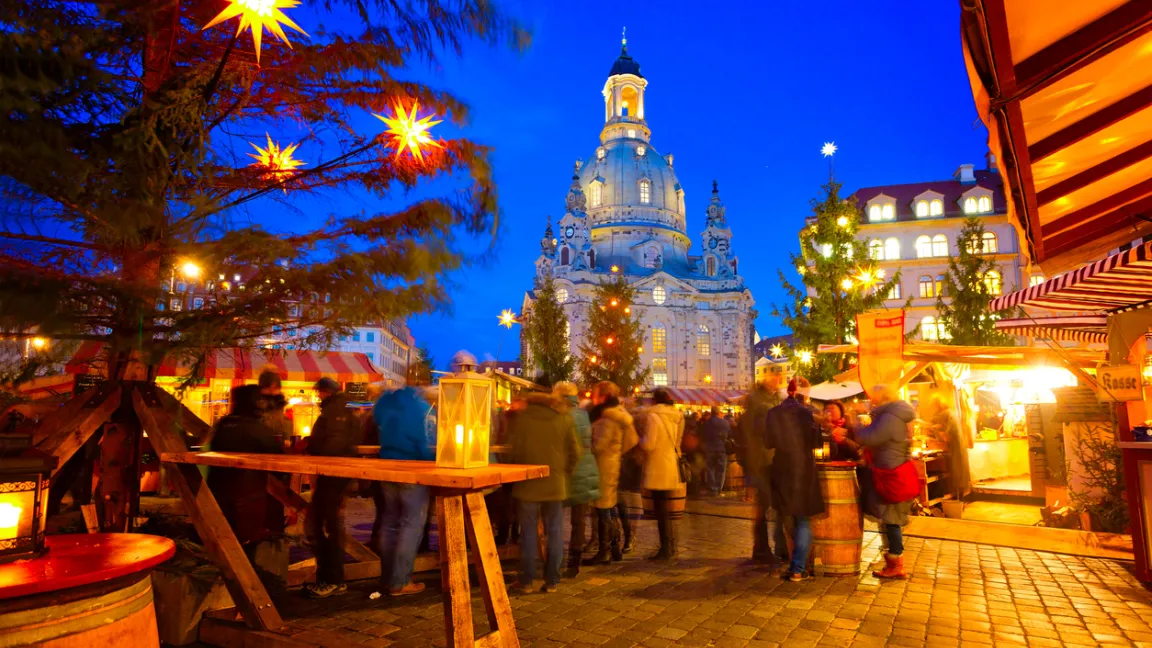 Der Dresdner Striezelmarkt vor der berühmten Frauenkirche sagt von sich, der älteste Weihnachtsmarkt in Deutschland zu sein. Foto: iStock