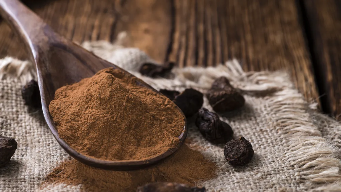 Aus den getrockneten braunen Samen wird Pulver gemahlen. Das wird unter anderem Kakaopulver und Schokolade zugemischt, in denen es eine stimulierende Wirkung entfaltet. Foto: iStock