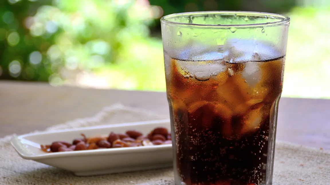 Die ursprüngliche Rezeptur von "Coca-Cola" enthielt Kolanuss-Extrakte. Diese wurden später u. a. durch synthetisch hergestelltes Koffein ersetzt. Foto: iStock