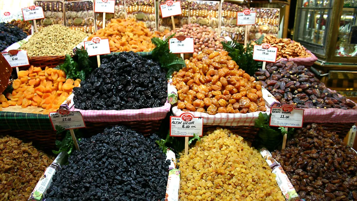 Marktstand mit getrockneten Pflaumen, Aprikosen, Datteln, Feigen und Trauben in Istanbul. Foto: Alexandra Bucurescu / Pixelio 