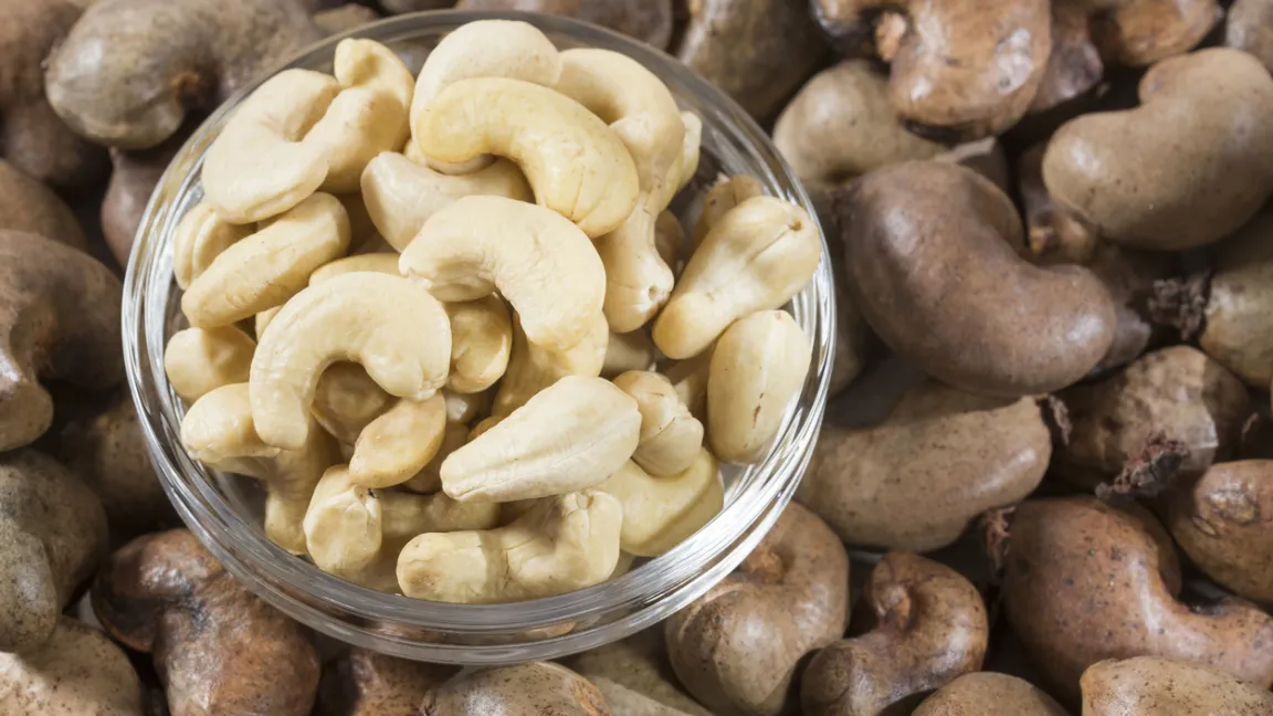 Cashewkerne sind eine beliebte und gesunde Knabberei. Foto: iStock