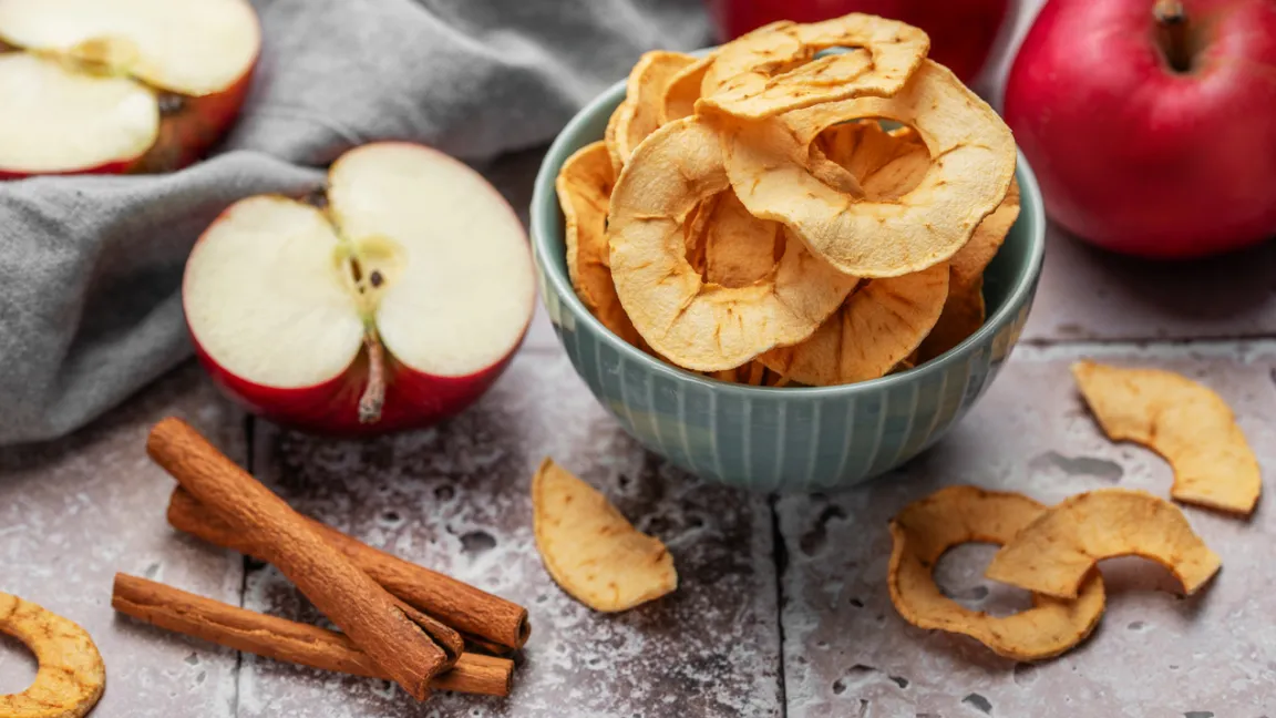Für 100 Gramm Apfelringe werden 1000 Gramm frische Äpfel benötigt. Dementsprechend konzentriert sind im Trockenobst Fruchtzucker, Aromastoffe und Vitamine. Foto: iStock