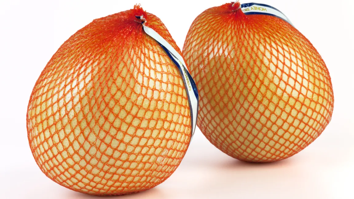 Pomelo in einem Netz mit Tragegriff. Foto: iStock