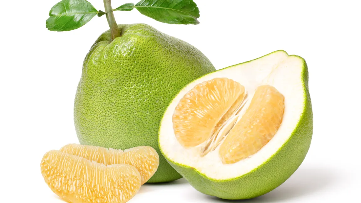 Die Pomelofrucht hat eine dicke Schale und meistens eine birnenartige Form. Foto: iStock